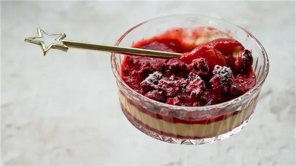Pudding waniliowy z musem rabarbarowo-malinowym